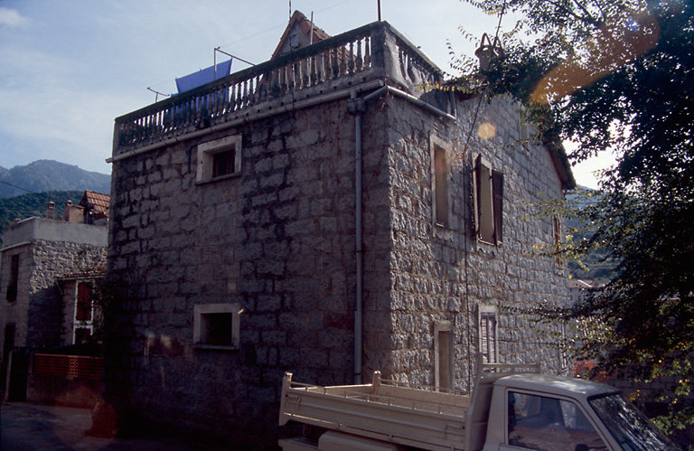 Vue d'ensemble de trois quarts.