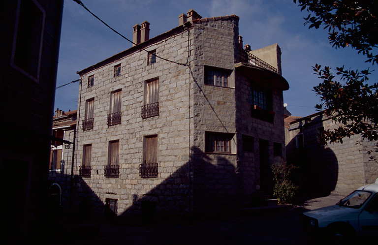 Vue d'ensemble de trois quarts.