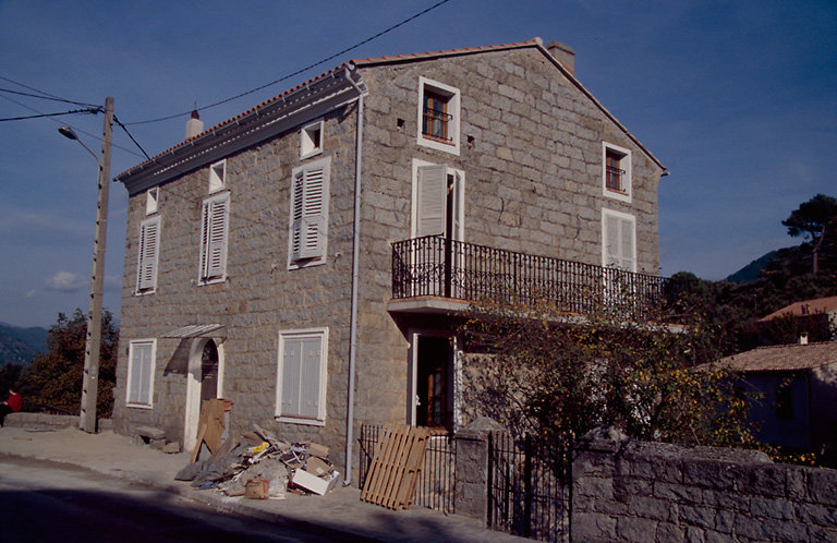 Vue d'ensemble de trois quarts.