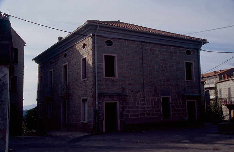 Vue d'ensemble de trois quarts.