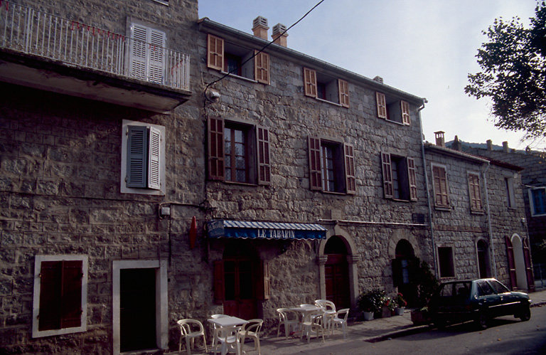 Vue d'ensemble de trois quarts.