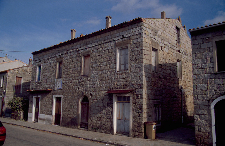 Vue d'ensemble de trois quarts.
