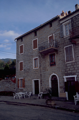 Vue d'ensemble de trois quarts.