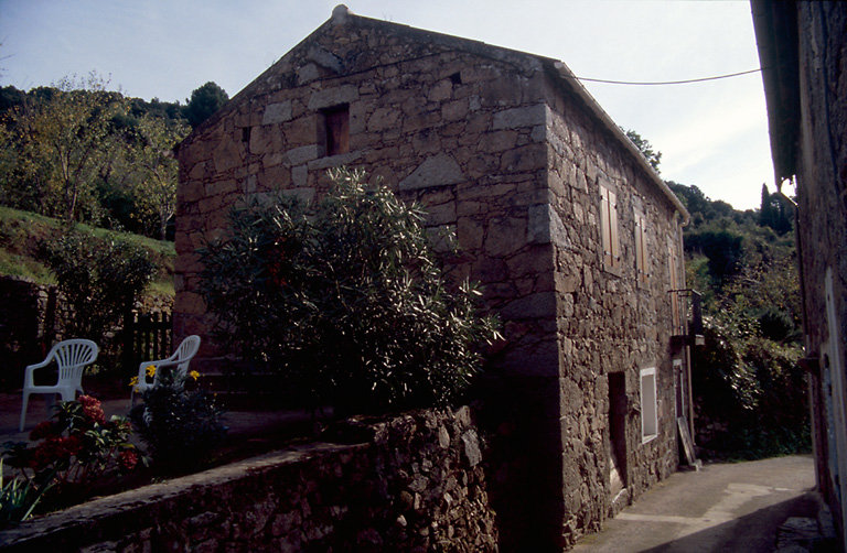 Vue d'ensemble de trois quarts.