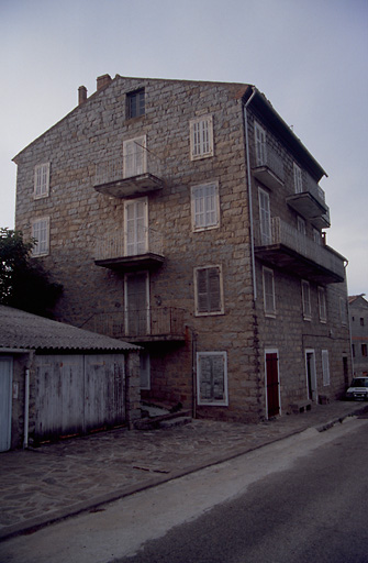 Vue d'ensemble de trois quarts.