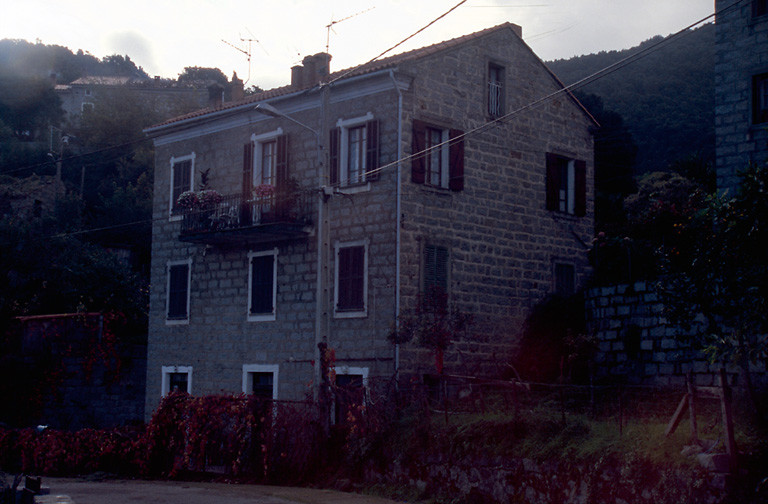 Vue d'ensemble de trois quarts.