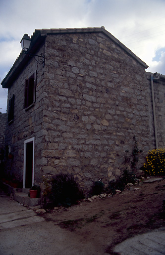 Vue d'ensemble de trois quarts.