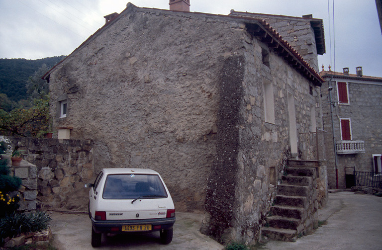 Vue d'ensemble de trois quarts.