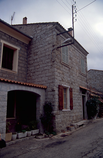 Vue d'ensemble de trois quarts.