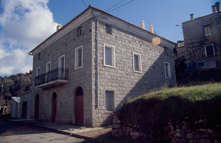 Vue d'ensemble de trois quarts.