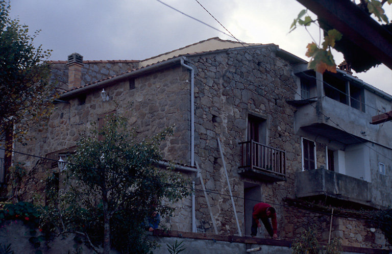 Vue d'ensemble de trois quarts.