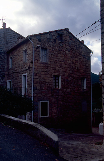 Vue d'ensemble de trois quarts.