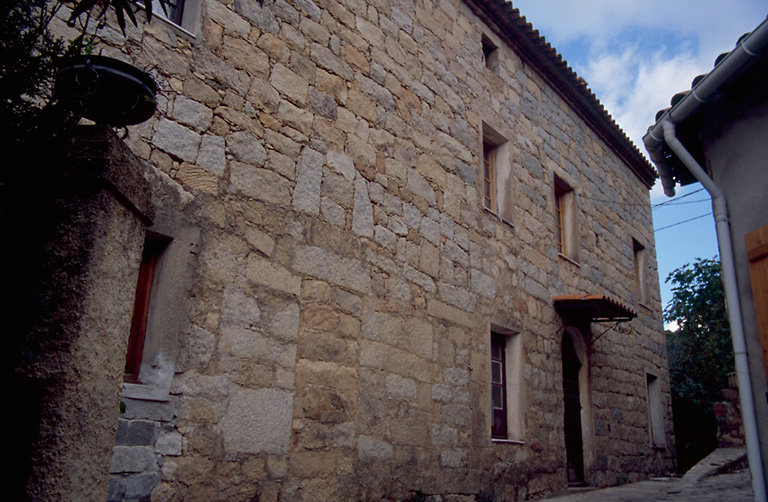 Vue d'ensemble de trois quarts.