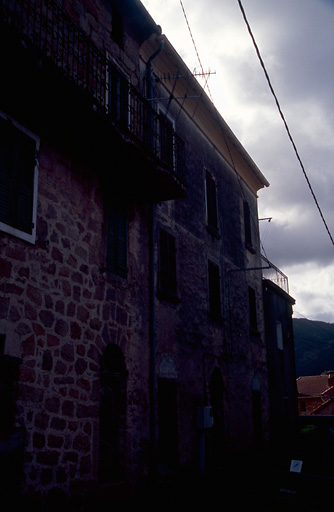 Vue d'ensemble de trois quarts.