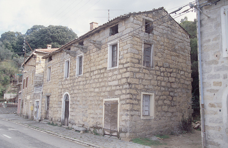 Vue d'ensemble de trois quarts.