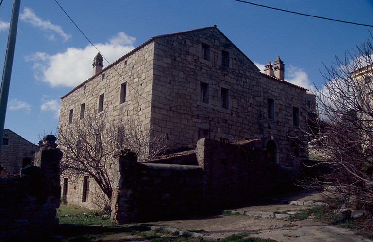 Vue d'ensemble de trois quarts.