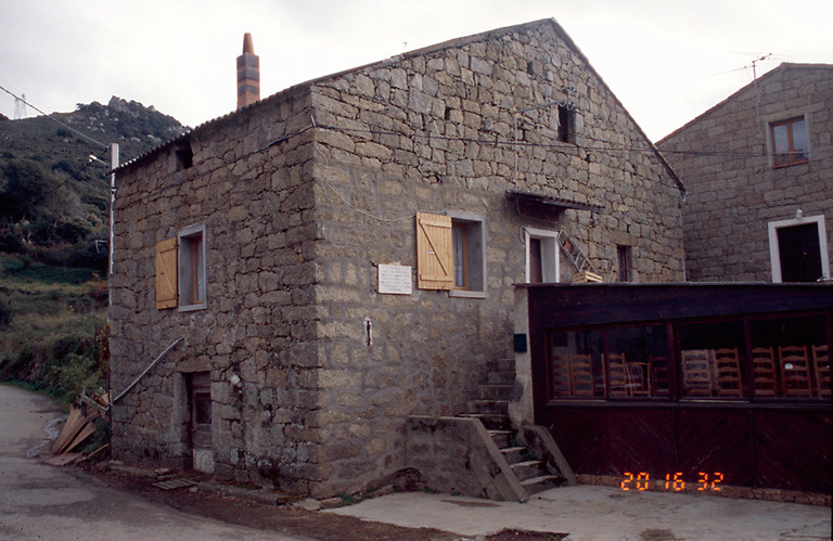 Vue d'ensemble de trois quarts.