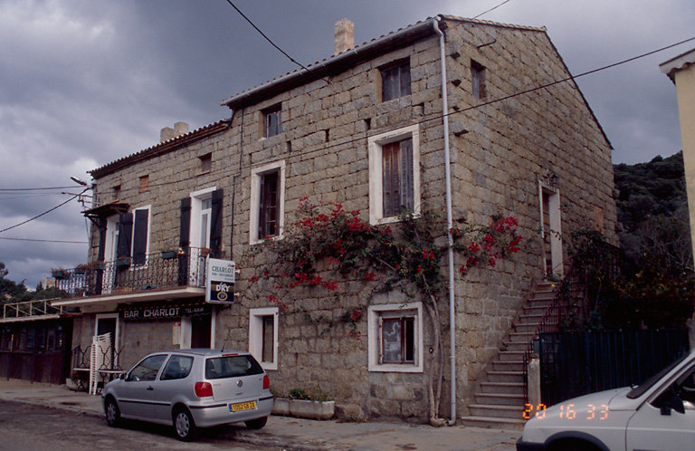 Vue d'ensemble de trois quarts.