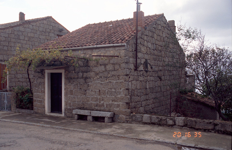 Vue d'ensemble de trois quarts.