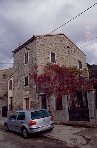 Vue d'ensemble de trois quarts.