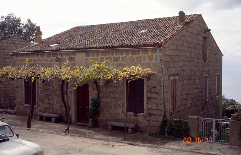 Vue d'ensemble de trois quarts.