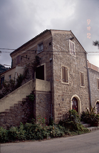 Vue d'ensemble de trois quarts.