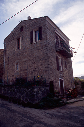 Vue d'ensemble de trois quarts.