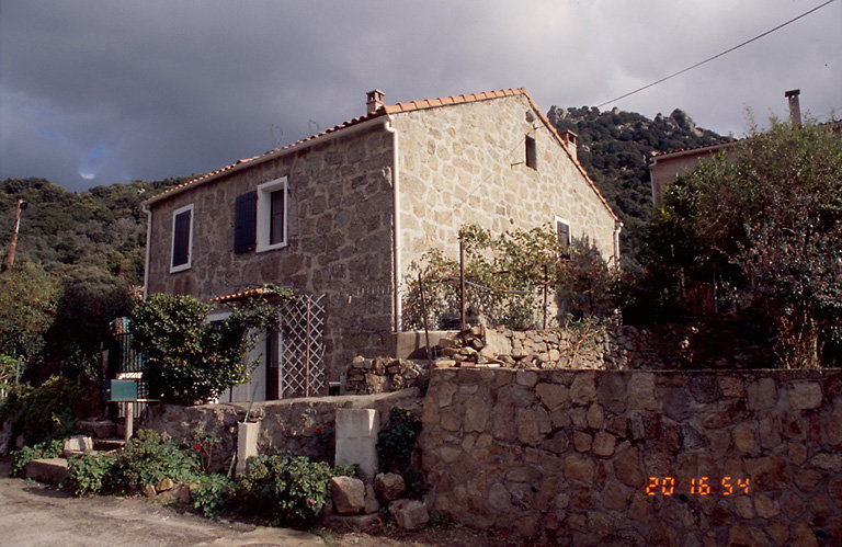 Vue d'ensemble de trois quarts.