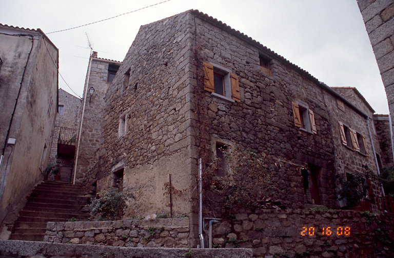 Vue d'ensemble de trois quarts.