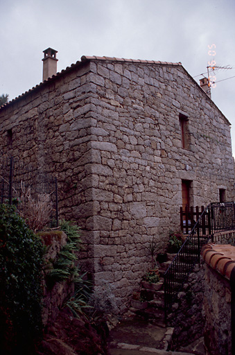 Vue d'ensemble de trois quarts.