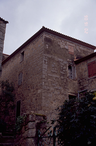 Vue d'ensemble de trois quarts.