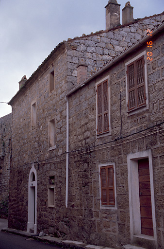 Vue d'ensemble de trois quarts.