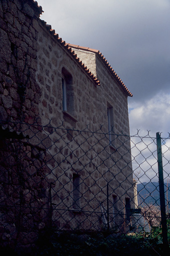 Vue d'ensemble de trois quarts.