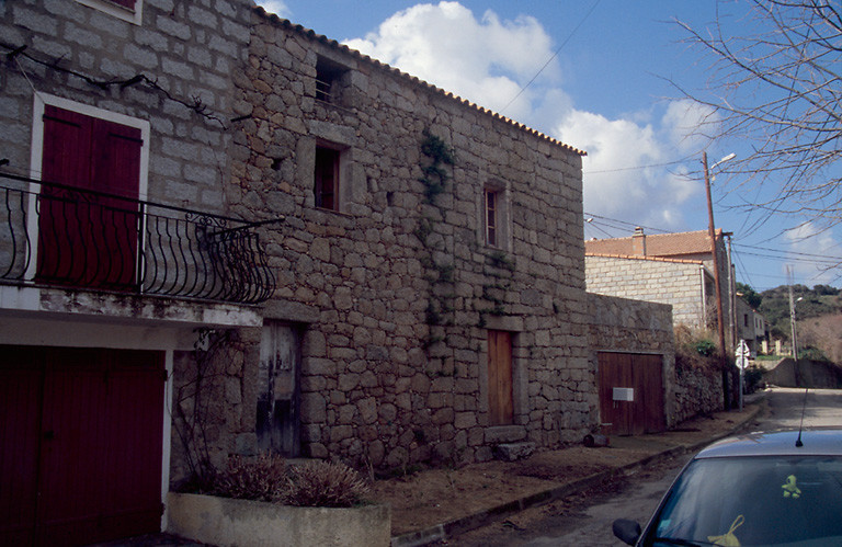 Vue d'ensemble de trois quarts.