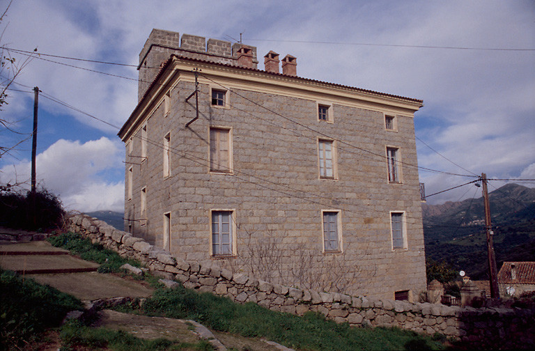 Vue d'ensemble de trois quarts.