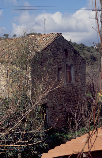 Vue d'ensemble de trois quarts.