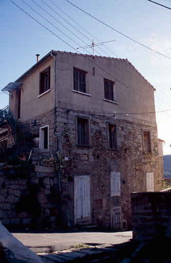 Vue d'ensemble de trois quarts.