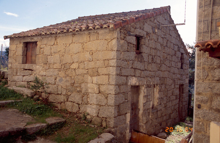 Vue d'ensemble de trois quarts.