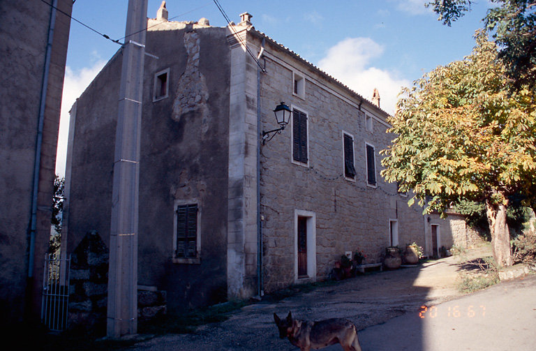Vue d'ensemble de trois quarts.