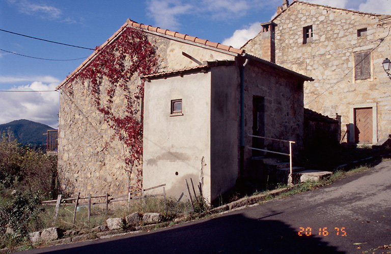 Vue d'ensemble de trois quarts.