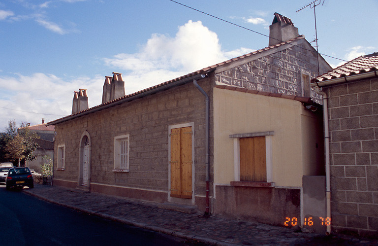 Vue d'ensemble de trois quarts.