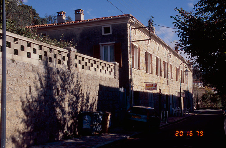 Vue d'ensemble de trois quarts.