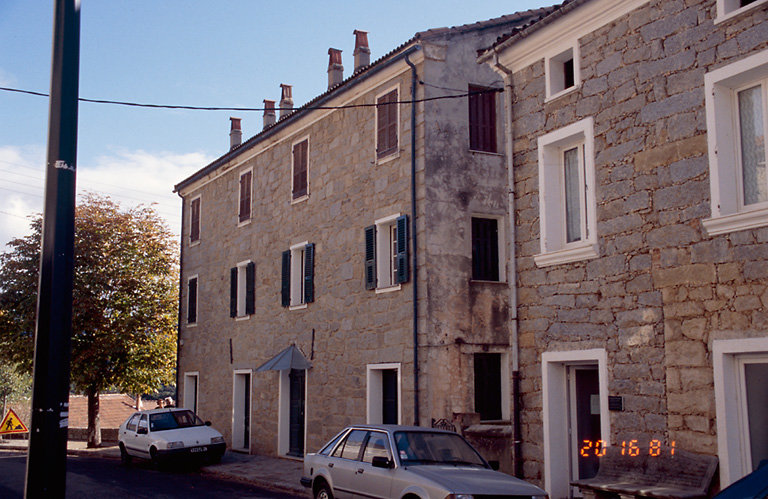 Vue d'ensemble de trois quarts.