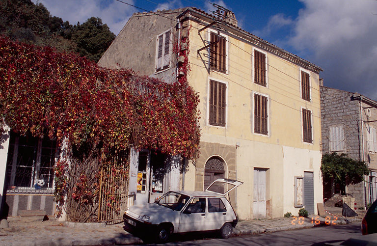 Vue d'ensemble de trois quarts.