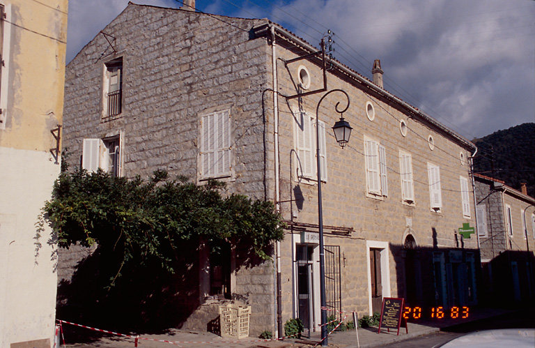 Vue d'ensemble de trois quarts.
