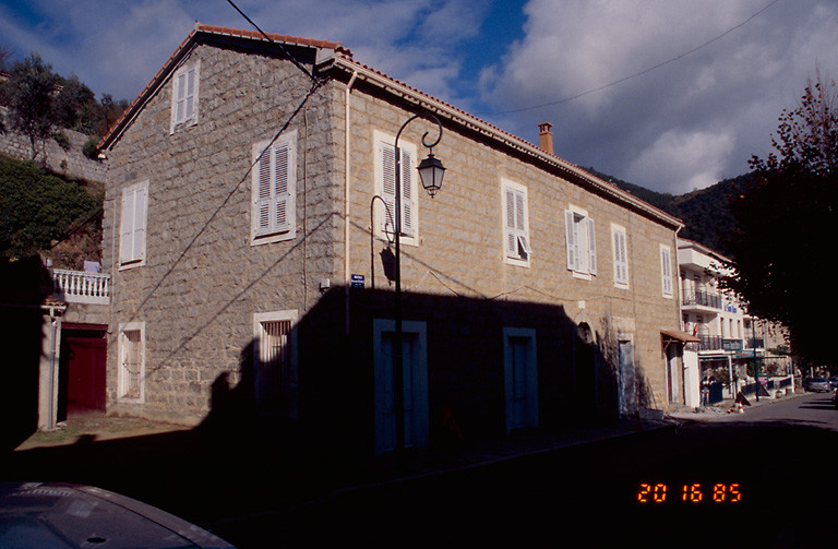 Vue d'ensemble de trois quarts.