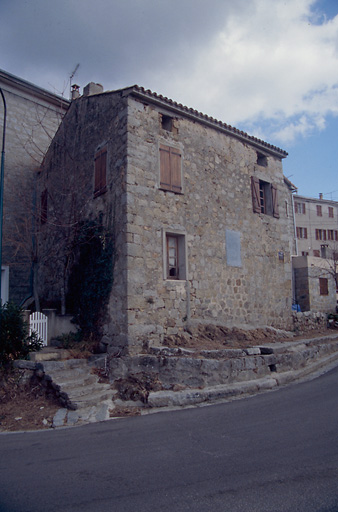 Vue d'ensemble de trois quarts.