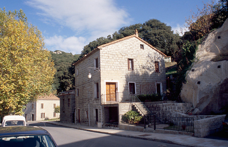 Vue d'ensemble de trois quarts.