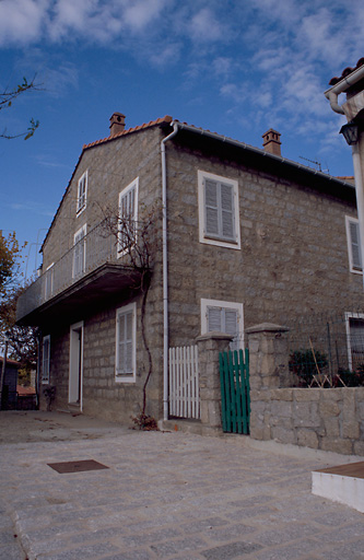 Vue d'ensemble de trois quarts.