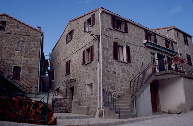 Vue d'ensemble de trois quarts.